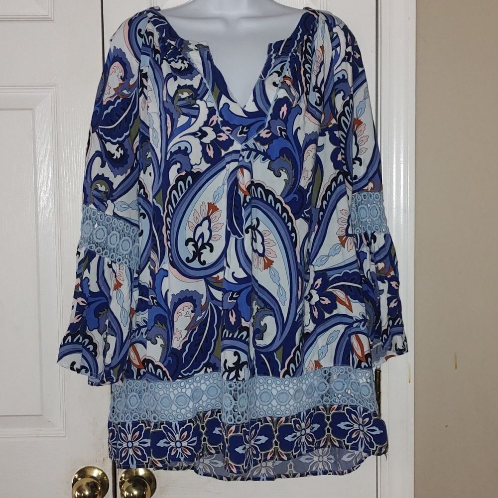 Crown & Ivy Curvy blue white paisley bell sleeve tunic crochet accents  Sz 3X